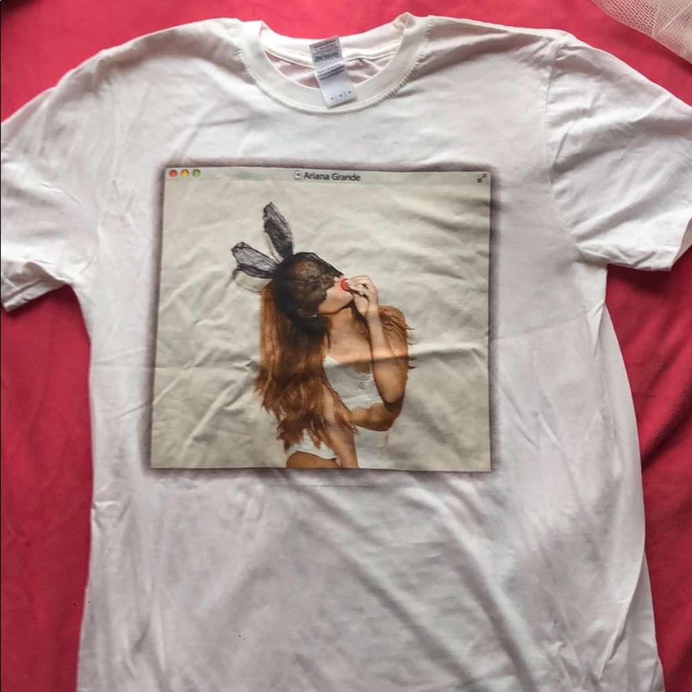 Ariana grande 2015 “Honeymoon Tour” tee shirt